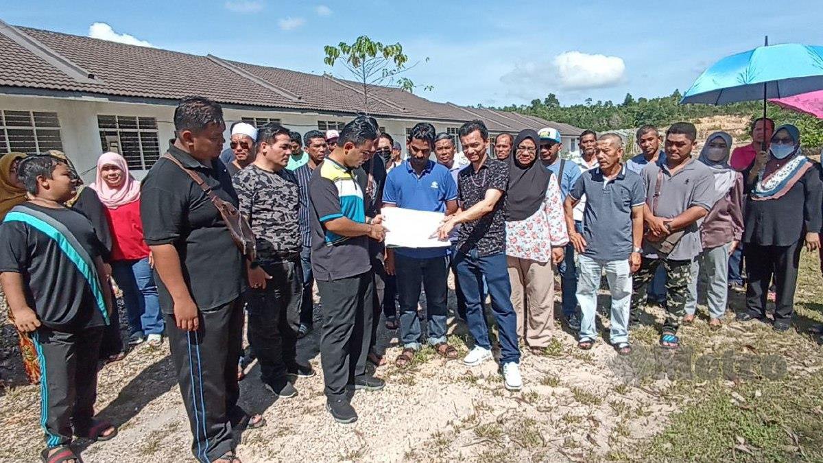 Sebahagian daripada 120 pembeli rumah Projek Perumahan Gong Chempedak Fasa 3 menggesa pemaju dan kerajaan negeri menyelesaikan segera kerja-kerja pembinaan yang terbengkalai sejak 2018. FOTO ZAID SALIM