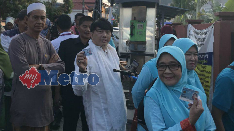 AZWAN Ali tiba di pusat mengundi di Sekolah Kebangsaan (SK) Klang Gate. FOTO NSTP