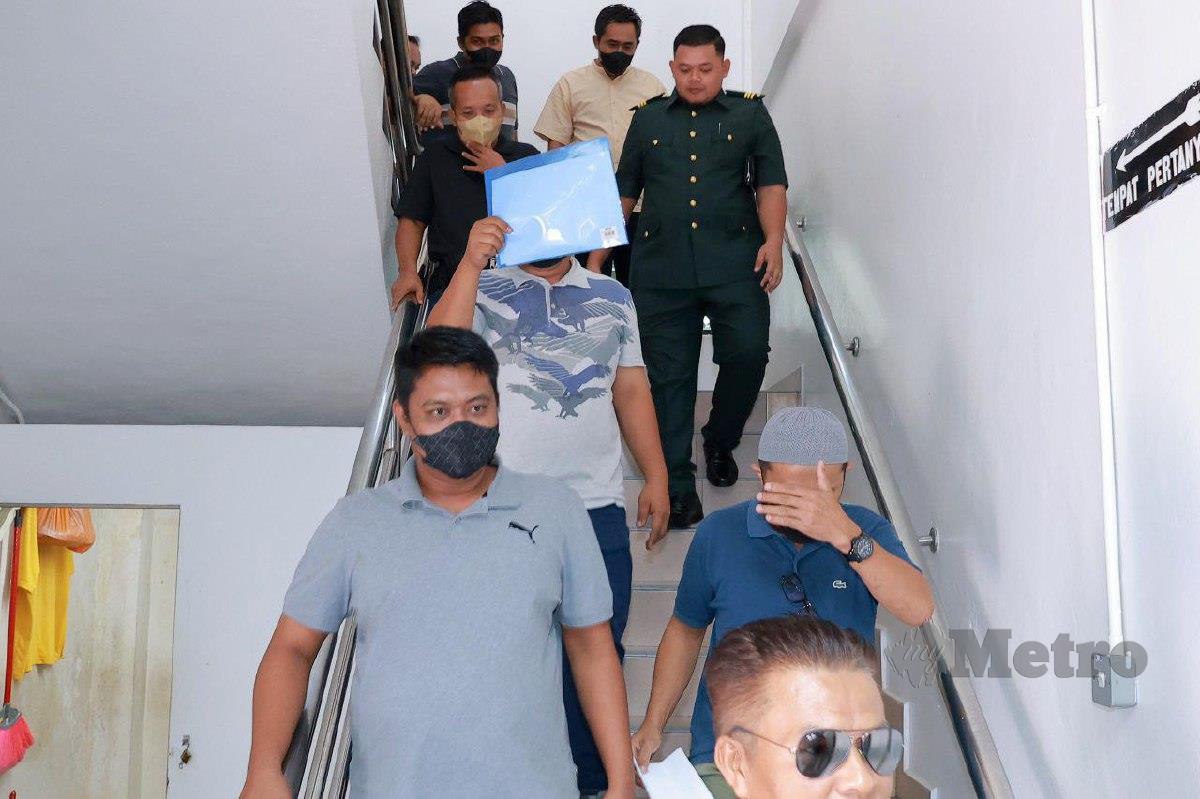 Lapan lelaki dihadapkan ke Mahkamah Sesyen Kuala Kangsar, hari ini atas pertuduhan memasuki hutan simpan kekal tanpa permit, dua bulan lalu. FOTO MUHAMAD LOKMAN KHAIRI
