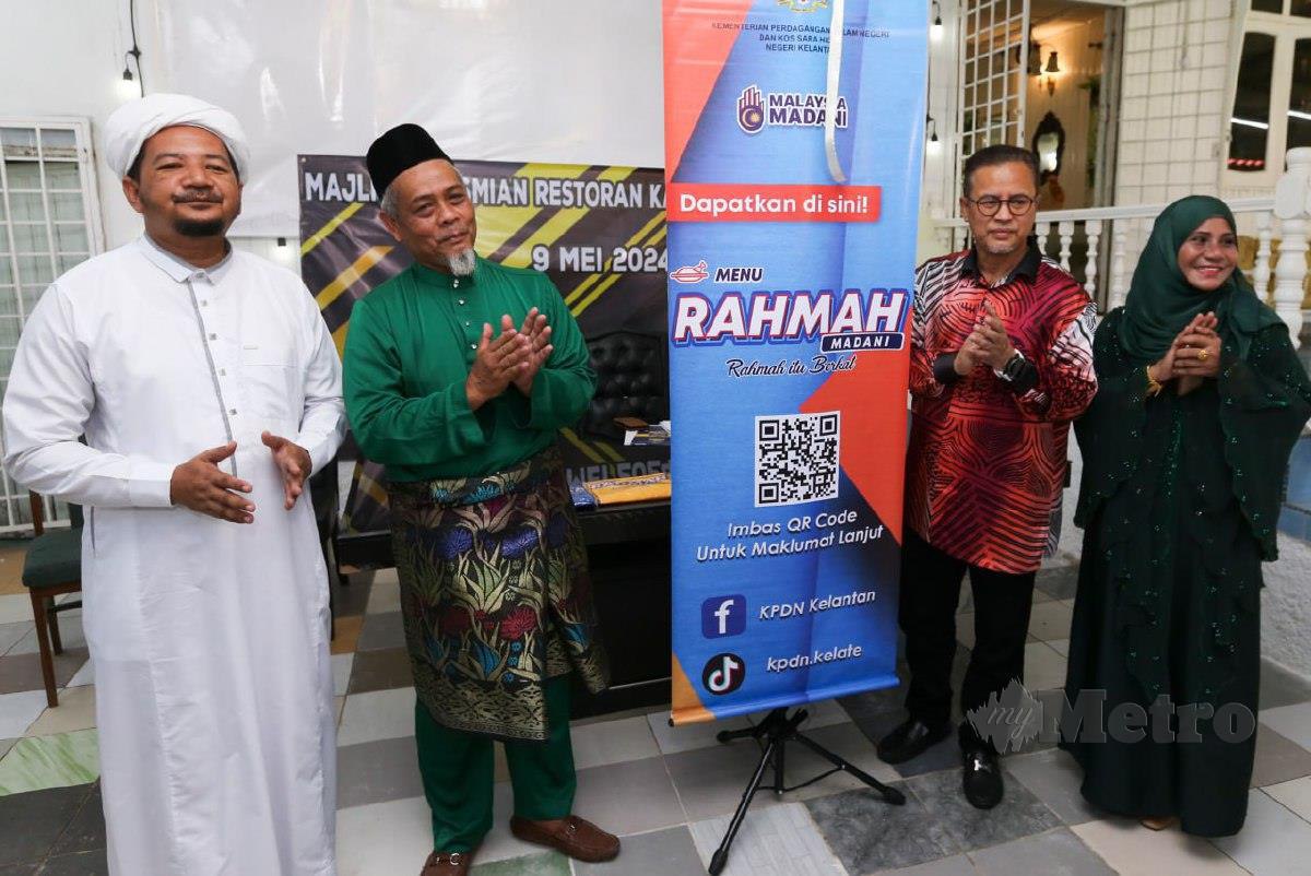 Pengarah Kementerian Perdagangan Dalam Negeri dan Kos Sara Hidup (KPDN) Negeri Kelantan, Azman Ismail (dua kanan) merasmikan Program Jualan Rahmah (PJR)  di Restoran Kasturi 8, di Jelawat, Bachok. FOTO NIK ABDULLAH NIK OMAR