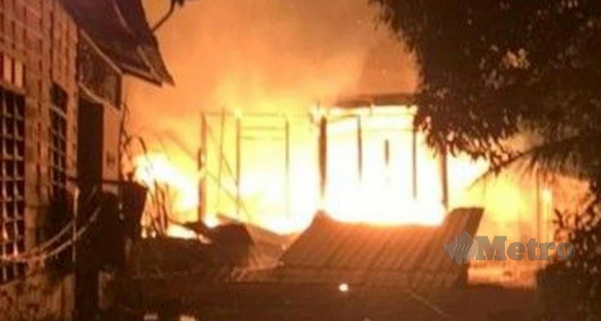 Keadaan rumah mangsa (Mohd Mismon) yang terbakar di No 17 Kampung Parit Abas, Benut Pontian. FOTO TOGI MARZUKI
