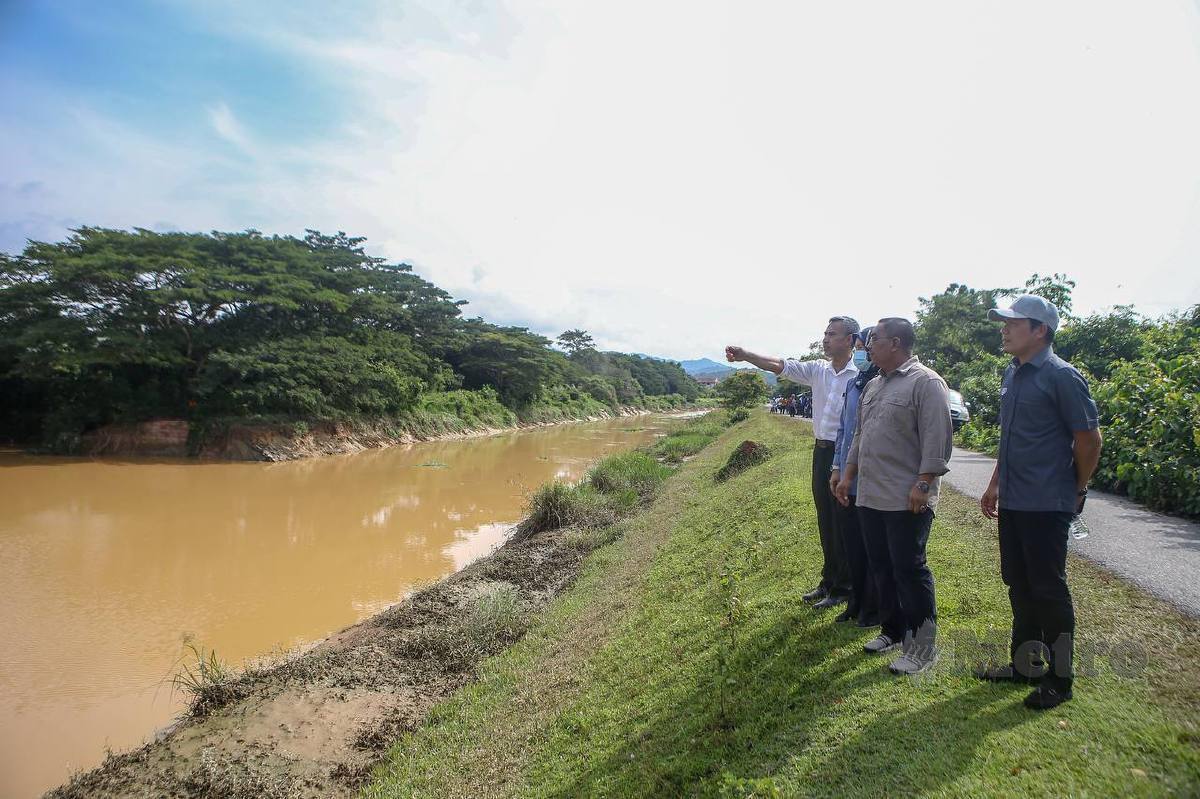 Menteri Besar, Datuk Seri Muhammad Sanusi Md Nor meninjau kejadian ban pecah di terusan tengah Sungai Santap, Pelubang, hari ini. FOTO M HIFZUDDIN IKHSAN