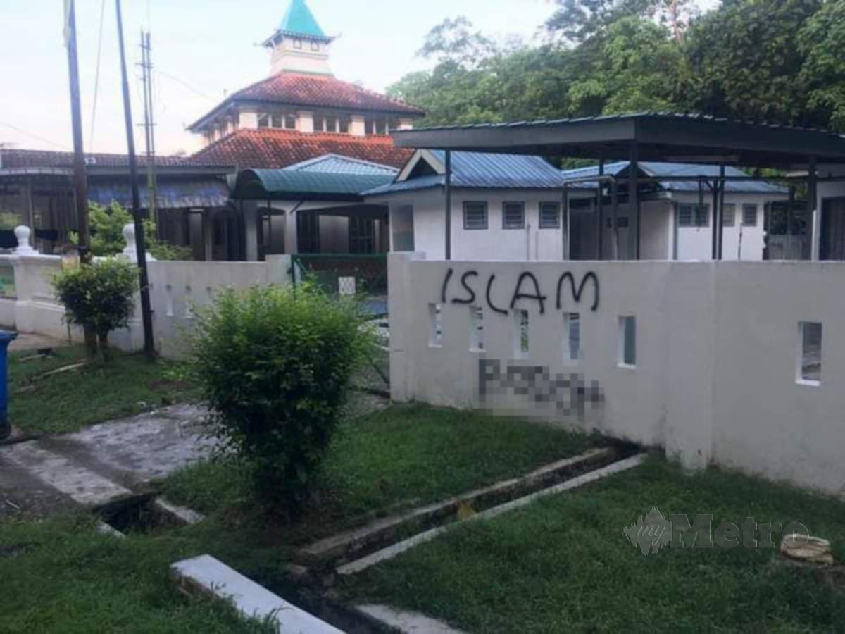 Dinding pagar sebuah masjid menjadi sasaran perbuatan vandalisme di Ampang Pecah, Kuala Kubu Bharu, hari ini. FOTO IHSAN TULAR