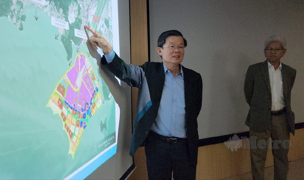 Ketua Menteri Pulau Pinang, Chow Kon Yeow (kiri) menunjukkan Silicon Island (Pulau A) bagi projek Tambakan Laut Selatan Pulau Pulau Pinang atau Penang South Islands (PSI) pada sidang media di Komtar, Georgetown di sini. FOTO MIKAIL ONG