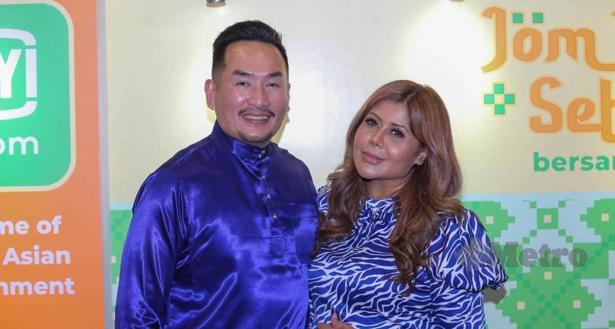 Pelakon dan pengacara, Datuk Ac Mizal Datuk Zaini dan bersama isteri, Datin Emylia Rosnaida hadir pada majlis Jom Raya Setikar bersama iQiyi di the Linc Kuala Lumpur. FOTO GENES GULITAH