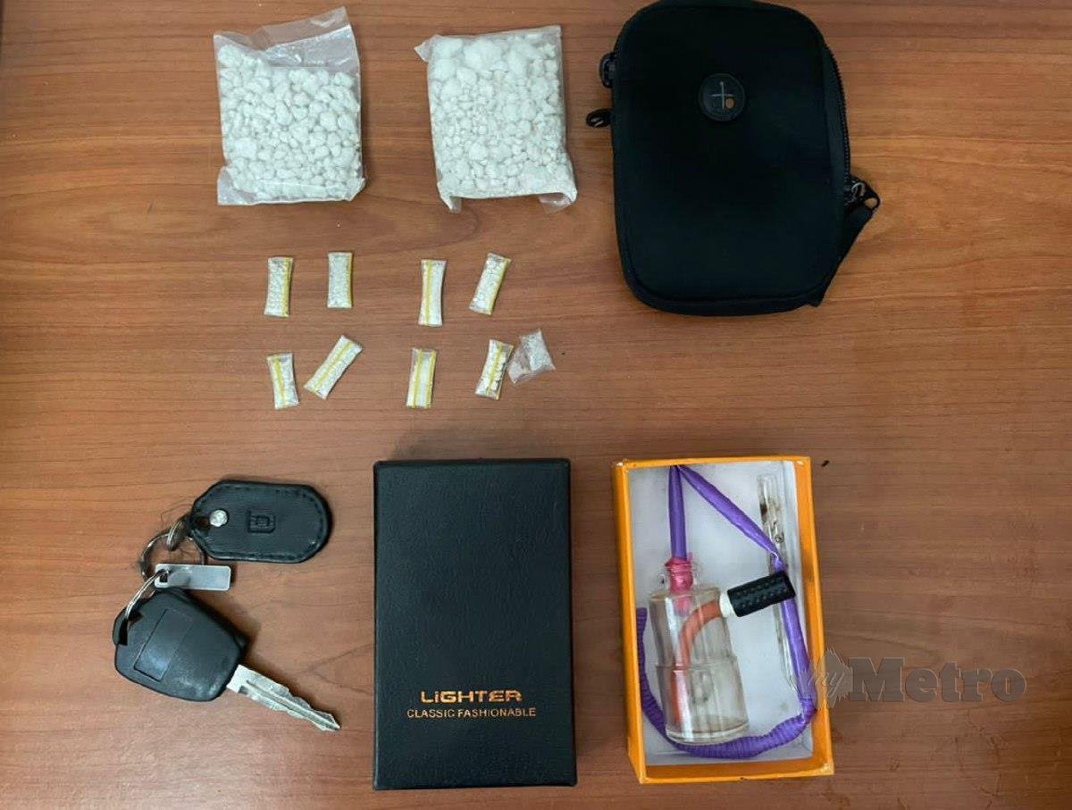 Antara dadah dan alat digunakan untuk menghisap dadah yang dirampas daripada lima individu selepas ditahan di sebuah stesen minyak di Pekan Tampin, di sini, petang kelmarin. FOTO Ihsan Polis