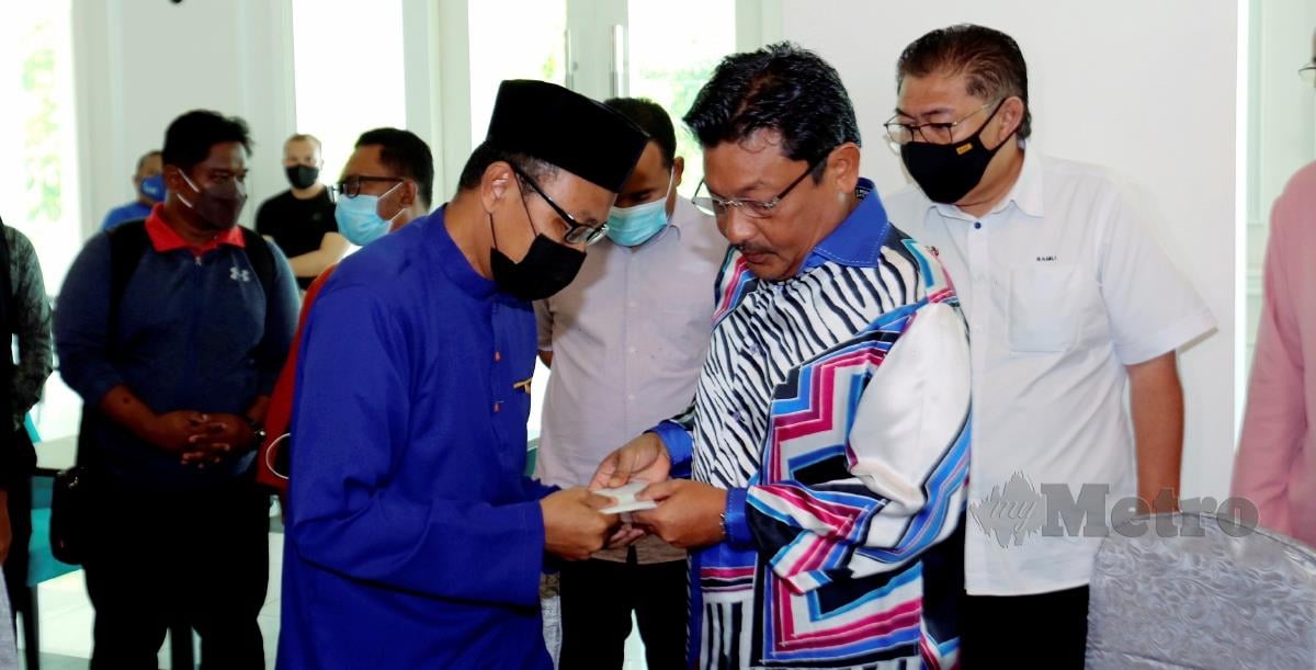 Setiausaha Politik YAB Perdana Menteri, Datuk Syed Fazmi Sayid Mohammad mewakili Perdana Menteri (dua kiri) menyampaikan sumbangan ketika menziarah keluarga mangsa yang terbabit dalam kemalangan di KM 246 Lebuhraya Utara Selatan (PLUS) Arah Utara di Hotel Casuarina Kuala Kangsar. FOTO L.MANIMARAN 