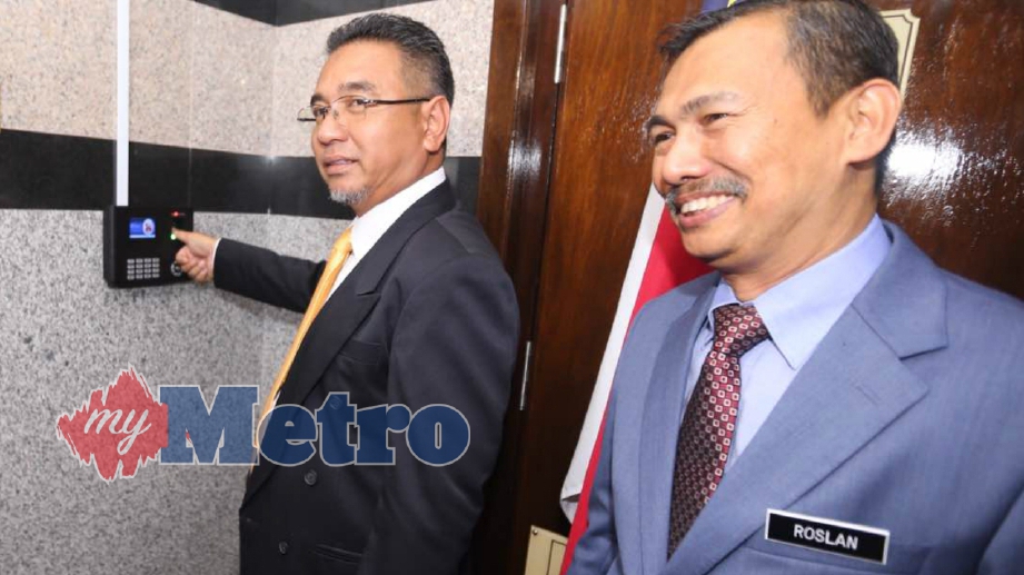 KETUA Menteri, Adly Zahari (kanan) tiba di pejabatnya bagi memulakan tugas pada hari pertama di Seri Negeri, Ayer Keroh. FOTO Rasul Azli Samad