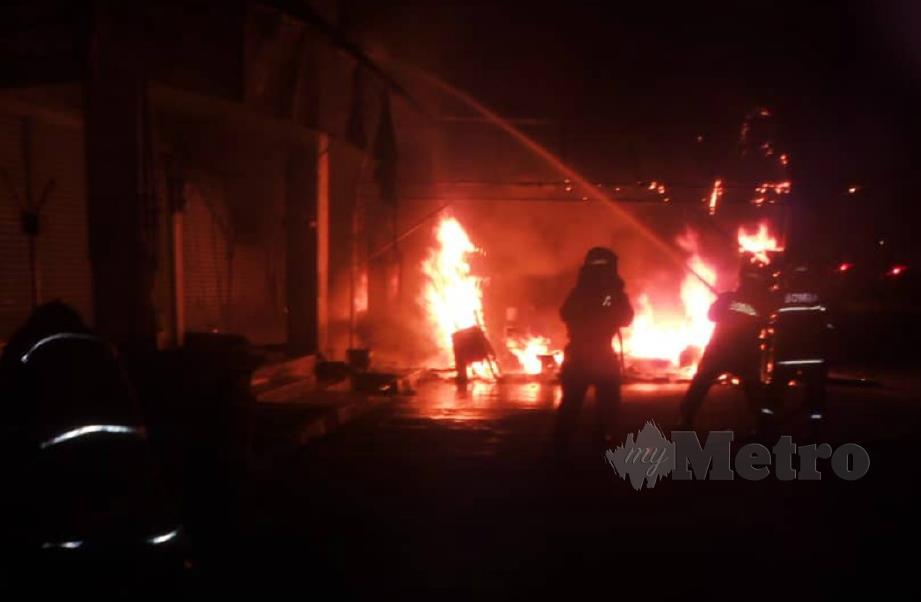 Anggota bomba berusaha memadam api yang membabitkan kebakaran sebuah kedai perabot dua tingkat di Bangunan Koperasi, Seberang Pekan Sik. FOTO Ihsan Bomba