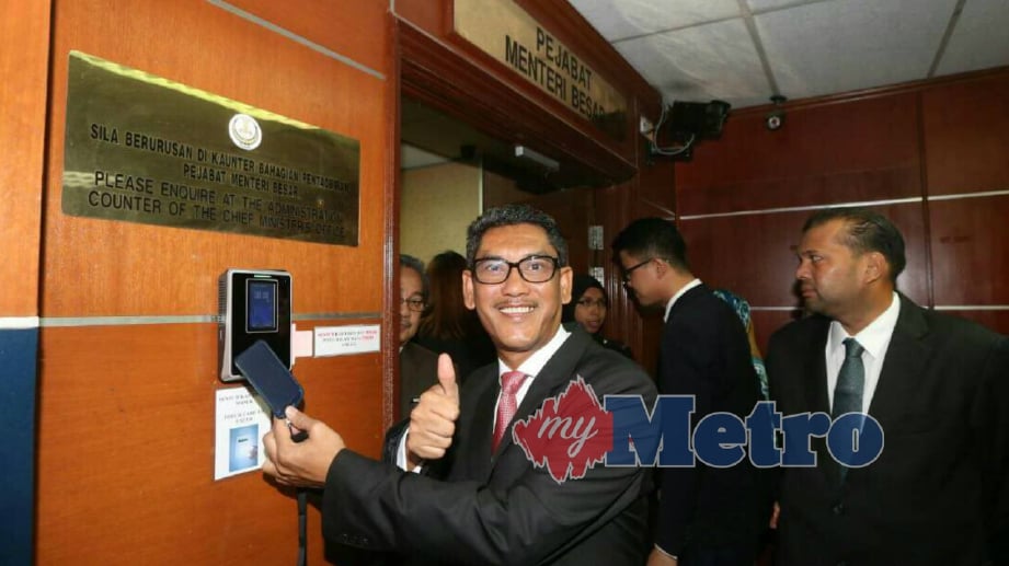 MENTERI Besar Perak, Ahmad Faizal Azumu menggunakan pengetip perakam waktu ketika memulakan tugas di Pejabat Menteri Besar,  Bangunan Perak Darul Ridzuan, Ipoh. FOTO Abdullah Yusof