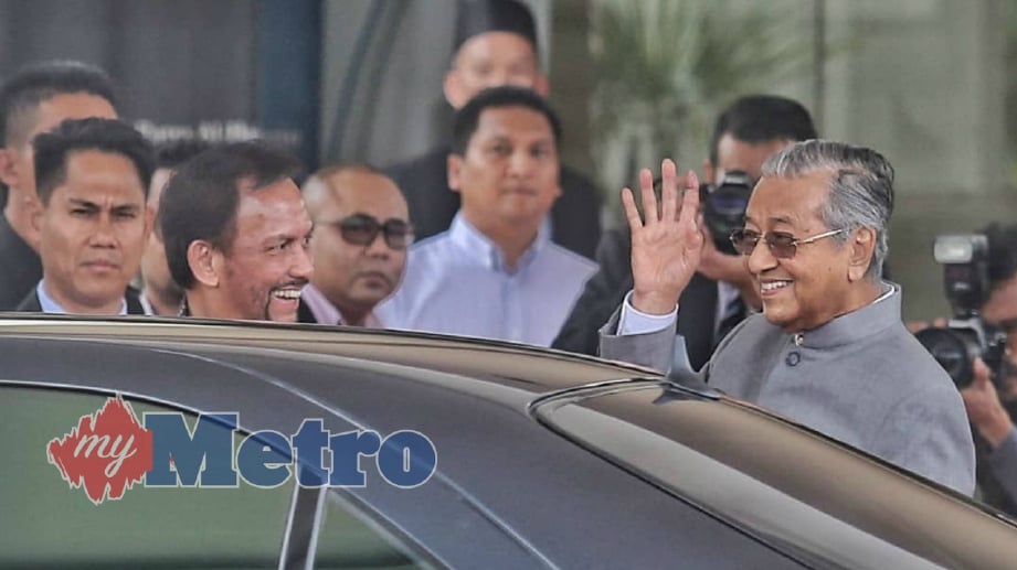 PERDANA Menteri, Tun Dr Mahathir Mohamad menyambut keberangkatan tiba Sultan Brunei Sultan Hassanal Bolkiah di Yayasan Kepimpinan Perdana, Putrajaya. FOTO Mohd Fadli Hamzah