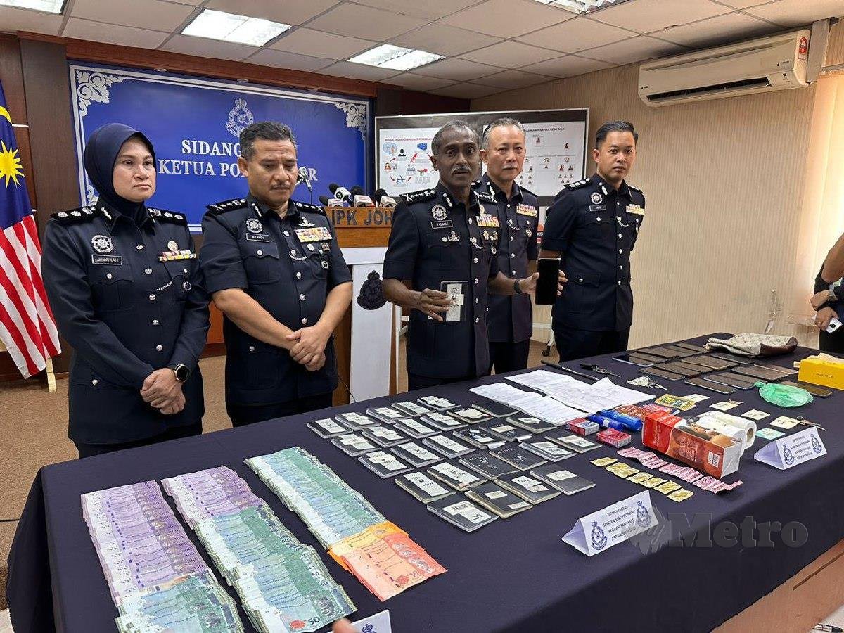 Ketua Polis Johor, Komisioner M Kumar menunjukkan antara barangan rampasan hasil serbuan dilakukan ketika menahan ahli Geng Bala. FOTO Mary Victoria Dass