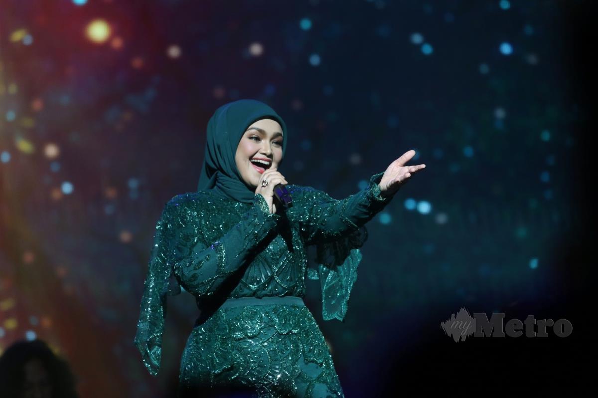 Penyanyi, Datuk Seri Siti Nurhaliza bergabung suara bersama Jay Jay dan Ernie Zakri menjayakan Konsert Satu Suara Vol 3. FOTO ROHANIS SHUKRI