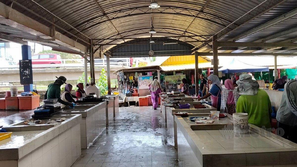 Tangkapan ikan yang berkurangan menyebabkan harganya meningkat sehingga RM10 hingga RM12 sekilo di pelantar ikan Kampung Seberang Kota, Kuala Kedah. FOTO ZULIATY ZULKIFFLI
