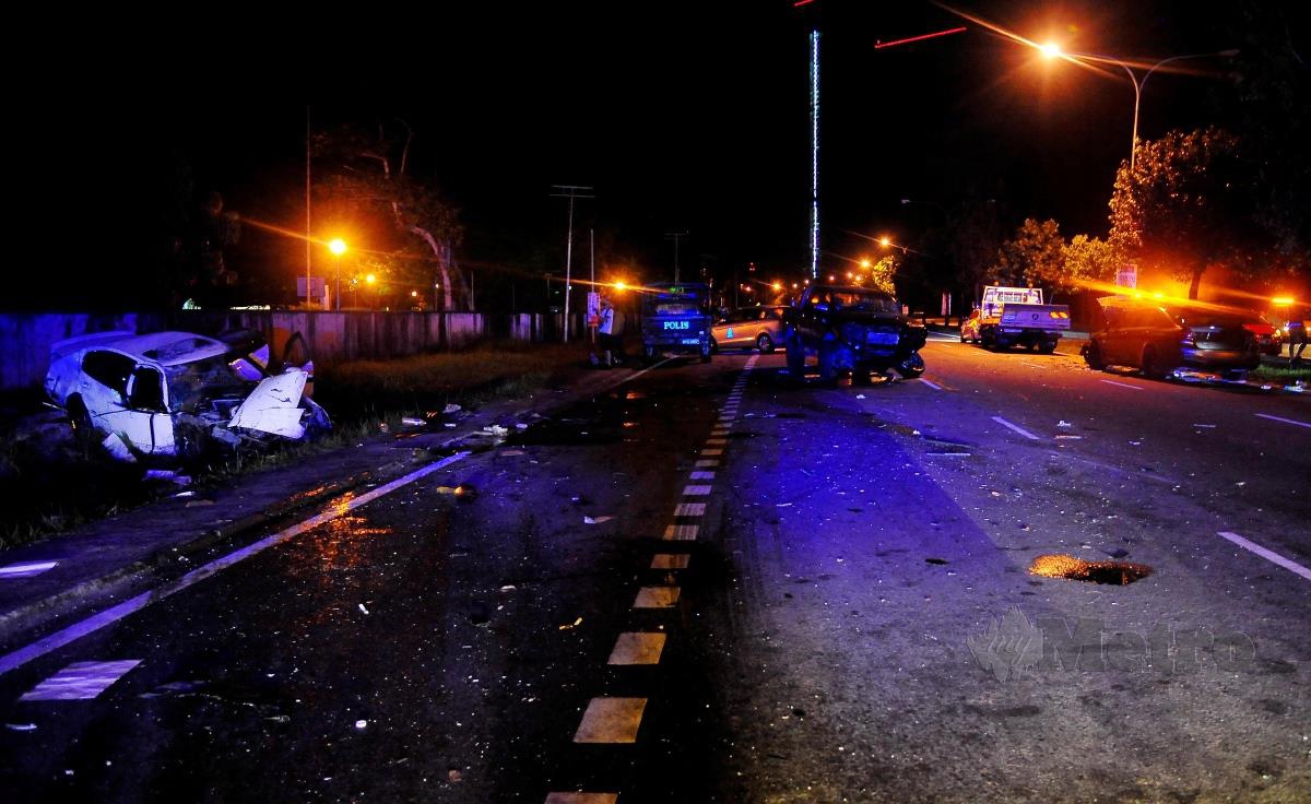 Tiga buah kenderaan yang terlibat dalam kemalangan di Jalan Lintas berdekatan sebuah stesen minyak di Iramanis, di sini awal pagi tadi. FOTO MOHD ADAM ARININ