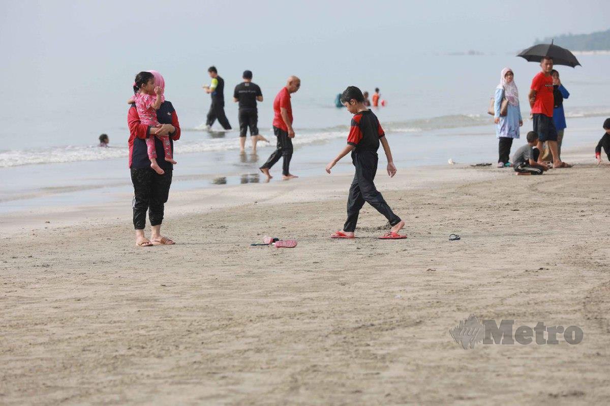 Pengunjung seolah tidak bimbang dengan kemunculan obor-obor di Pantai Batu Hitam. FOTO MOHD RAFI MAMAT