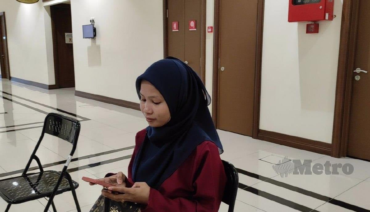 Siti Nafirah Siman ketika hadir ke perbicaraan kes saman terhadap bekas gurunya di Mahkamah Tinggi di Kota Kinabalu, hari ini. FOTO Ersie Anjumin