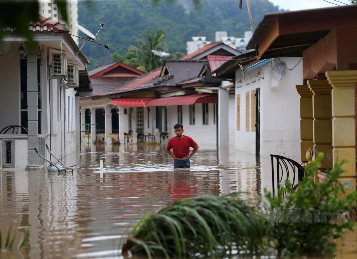 Situasi terkini keadaan banjir yng melanda kawasan kampung dan taman ketika tinjauan banjir kilat di Sungai Putat, Melaka. FOTO SYAFEEQ AHMAD