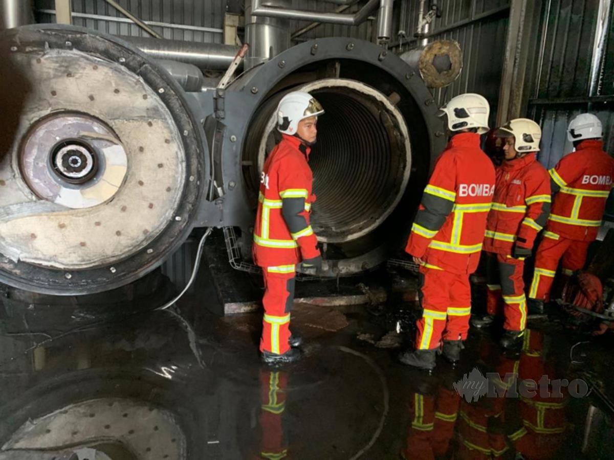 Sepasukan anggota bomba dari Balai Bomba dan Penyelamat (BBP) Tapah sedang memantau keadaan mesin boiler yang terbakar lalu meletup di sebuah kilang kuari batu, dekat Temoh, pagi tadi. FOTO Ihsan Bomba