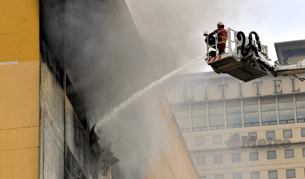 Anggota bomba dan penyelamat memadam kebakaran di pusat membeli-belah Mid Valley Megamall hari ini.   FOTO BERNAMA