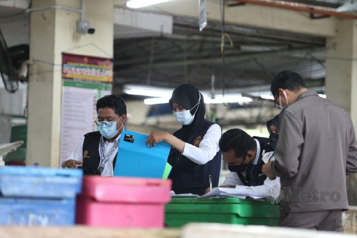 Penguatkuasa Jabatan Kesihatan Negeri Pulau Pinang (JKNPP) mengadakan operasi pematuhan di Pasar Awam Jelutong sebelum mengeluarkan notis penutupan serta merta hari ini. FOTO MIKAIL ONG