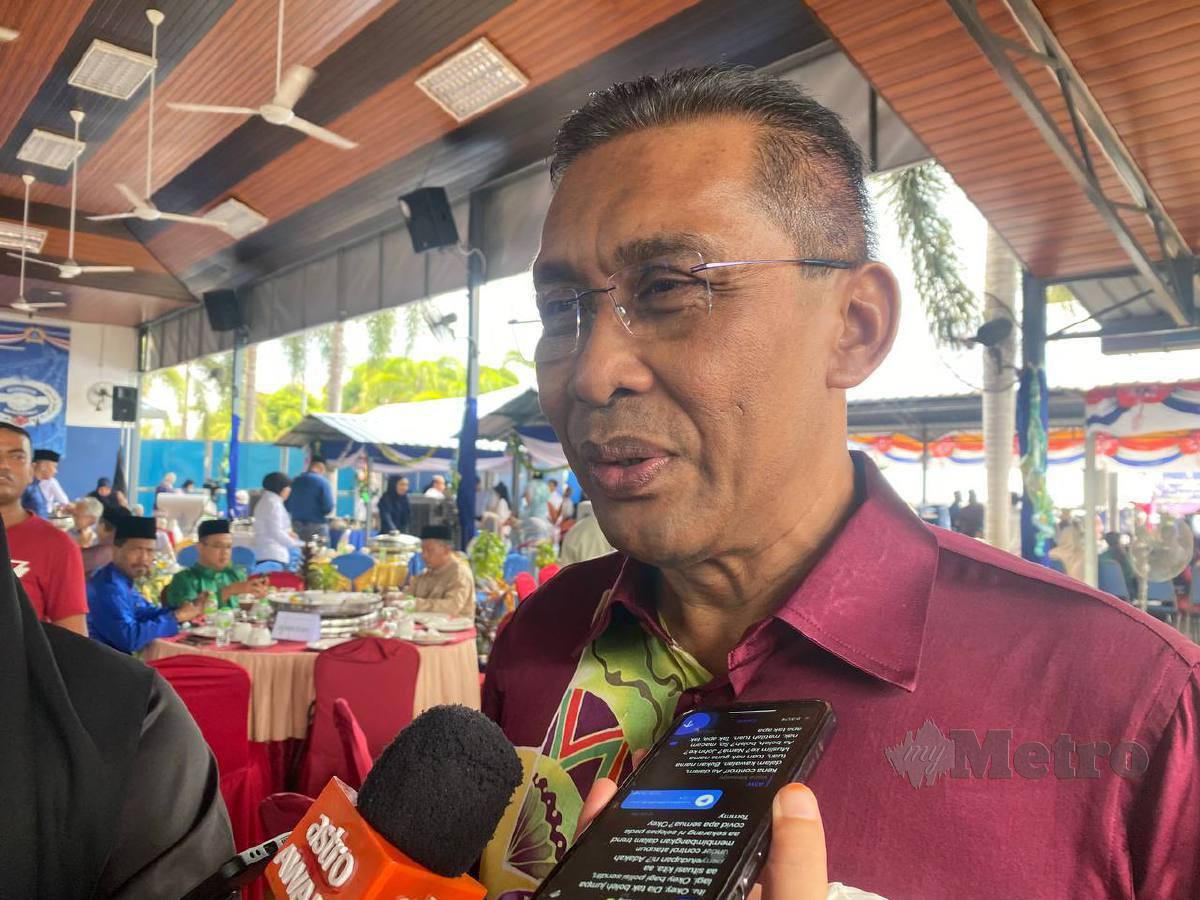 Datuk Seri Takiyuddin Hassan ditemui pemberita selepas menghadiri Sambutan Hari Raya Aidilfitri Kontijen Kelantan di Ibu Pejabat Polis Kontijen (IPK) Kelantan, di sini, hari ini. FOTO HAZIRA AHMAD ZAIDI