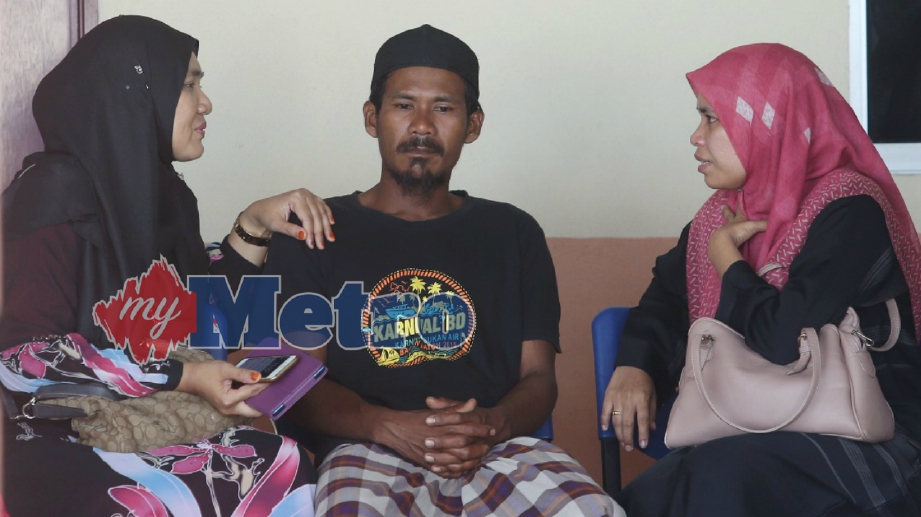 MOHD Fadzil Mohammad, 32, bapa kepada tiga beradik yang maut ditetak seorang lelaki dalam kejadian amuk di Kampung Sungai Haji Muhammad dekat Rungkup, menuntut jenazah anaknya di Jabatan Forensik Hospital Raja Permaisuri Bainun (HRPB) Ipoh. FOTO Muhaizan Yahya