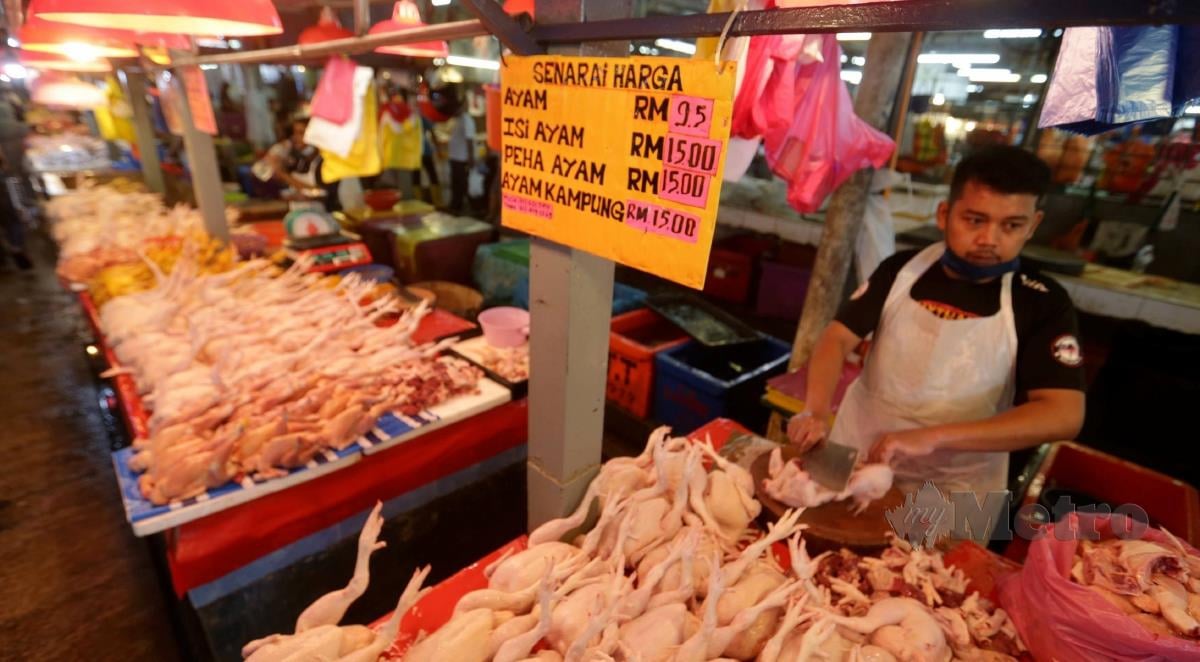 Ayam bersih yang dijual dengan harga RM9.50 termasuk upah proses dan perkhidmatan ketika tinjauan harga ayam di Pasar Chow Kit, Kuala Lumpur. FOTO MOHAMAD SHAHRIL BADRI SAALI