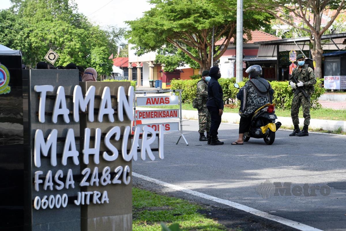 Anggota Polis Diraja Malaysia (PDRM) dan Angkatan Tentera Malaysia (ATM)  memantau kenderaan yang keluar dan masuk dalam Sekatan Jalan Raya (SJR) di Taman Mahsuri  berikutan pelaksanaan  Perintah Kawalan Pergerakan Diperketatkan (PKPD) di Bandar Darulaman dan Lubuk Kawah bermula hari ini sehingga 31 Mei depan. FOTO BERNAMA