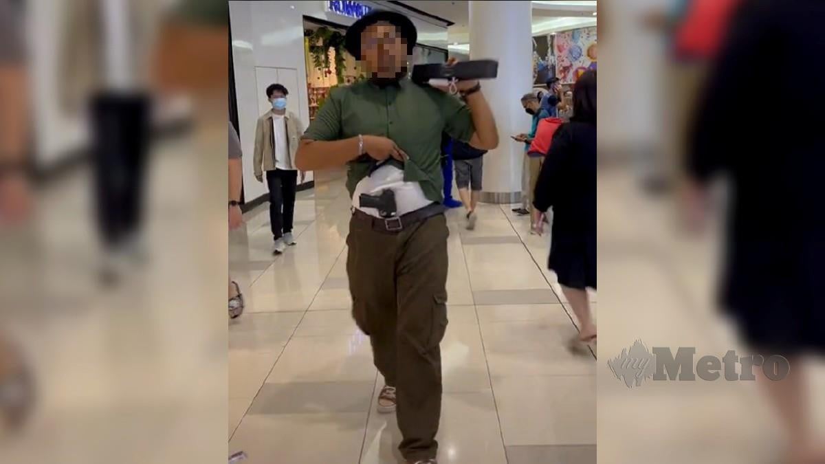 Rakaman video menunjukkan seorang lelaki membawa ‘senjata’ yang tular di aplikasi sosial TikTok dipercayai berlaku di sebuah pusat beli belah di Petaling Jaya. FOTO TULAR