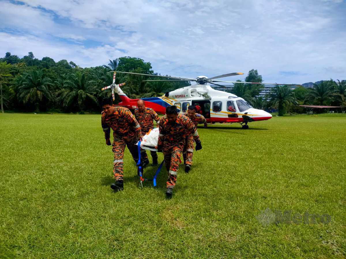Mayat pendaki warga emas berusia 66 tahun yang meninggal dunia ketika melakukan pendakian di kawasan puncak Gunung Yong Belar dekat sini berjaya diturunkan menggunakan helikopter Jabatan Bomba dan Penyelamat Malaysia (JBPM) di padang kem Pasukan Gerakan Am (PGA) Ulu Kinta petang ini. FOTO IHSAN BOMBA PERAK