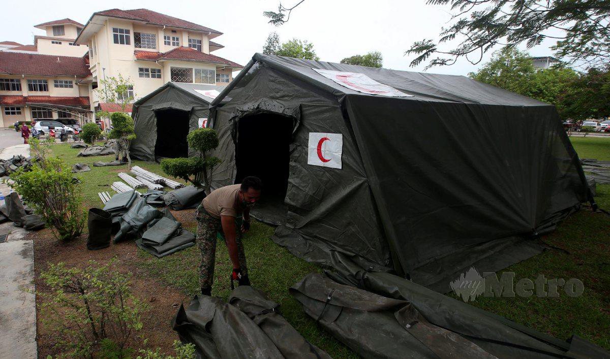 Anggota Angkatan Tentera Malaysia (ATM) melakukan persiapan mendirikan wad Unit Rawatan Rapi (ICU) secara 'ICU medan' di Hospital Kepala Batas di sini.  FOTO DANIAL SAAD