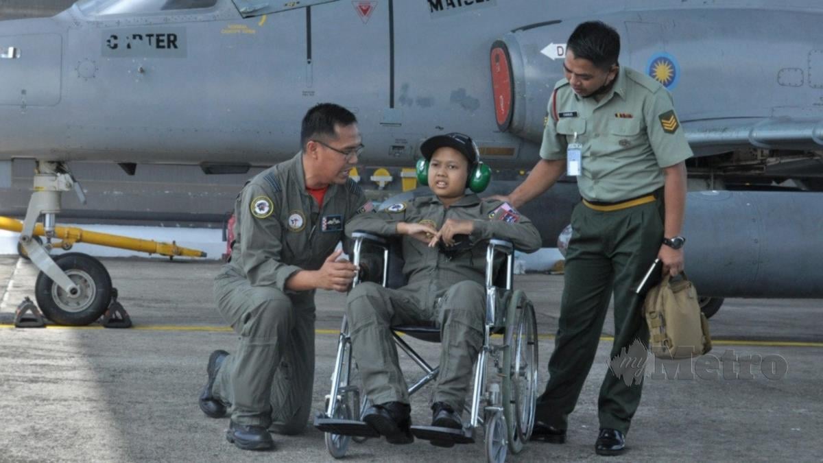 TUDM menunaikan hasrat seorang remaja pesakit kanser tahap akhir, Muhammad Irfan Mikail, 15, untuk menaiki pesawat pejuang TUDM, semalam. FOTO Ihsan TUDM