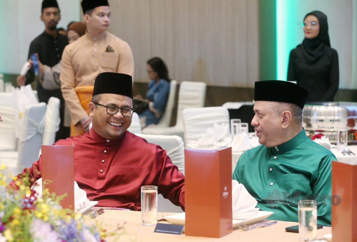 Pengerusi Kumpulan Media Prima Berhad, Datuk Seri Dr Syed Hussian Aljunid bersama Menteri Besar Selangor, Datuk Seri Amirudin Shari di Majlis Rumah Terbuka Hari Raya Aidilfitri Media Prima Berhad (MPB) di Hotel Hilton Kuala Lumpur. FOTO EIZAIRI SHAMSUDIN