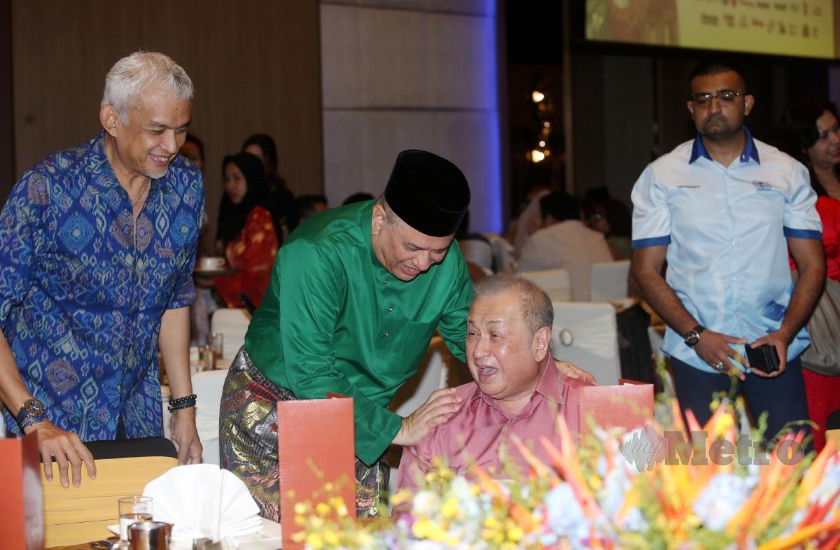 Pengerusi Kumpulan Media Prima Berhad, Datuk Seri Dr Syed Hussian Aljunid beramah mesra dengan Tengku Laksamana Selangor, Tengku Sulaiman Shah di Majlis Rumah Terbuka Hari Raya Aidilfitri Media Prima Berhad (MPB) di Hotel Hilton Kuala Lumpur. FOTO EIZAIRI SHAMSUDIN