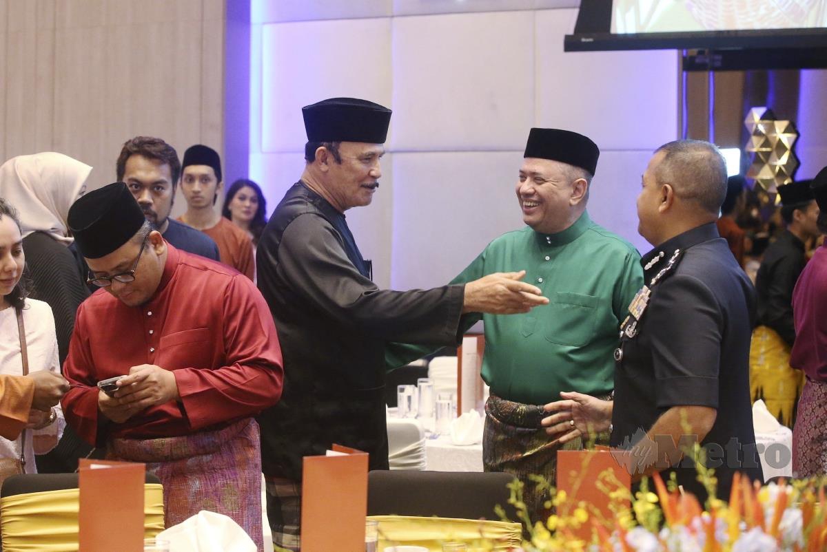 Pengerusi Kumpulan Media Prima Berhad, Datuk Seri Dr Syed Hussian Aljunid bersama tetamu di Majlis Rumah Terbuka Hari Raya Aidilfitri Media Prima Berhad (MPB) di Hotel Hilton Kuala Lumpur. FOTO EIZAIRI SHAMSUDIN