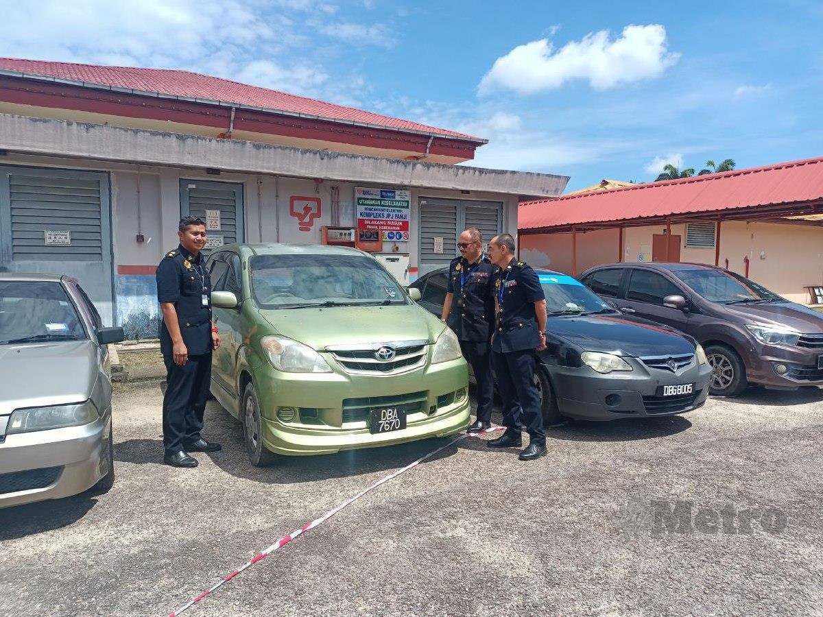 Pengarah JPJ Kelantan, Mohd Misuari Abdullah (tengah) melihat empat kenderaan persendirian yang dijadikan kereta sapu yang disita dalam Op Sapu di Lembah Sireh di sini, pagi tadi. FOTO SITI ROHANA IDRIS