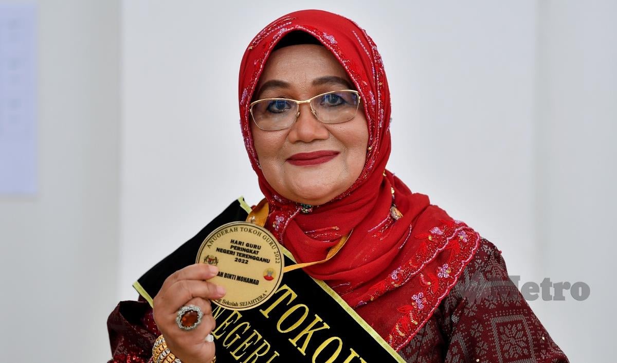 Bekas pengetua Sekolah Menengah Kebangsaan Padang Midin, Zah Mohamad menerima Anugerah Tokoh Guru Negeri Terengganu pada Sambutan Guru Peringkat Negeri Terengganu ke-51 hari ini.  FOTO BERNAMA