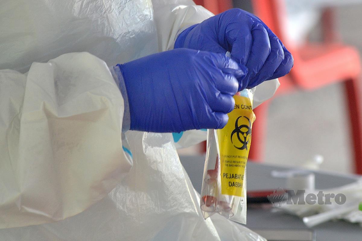 Petugas kesihatan di Klinik Kesihatan Sungai Bertek, Klang melakukan ujian saringan terhadap orang ramai bagi membendung penularan wabak Covid-19. FOTO FAIZ ANUAR
