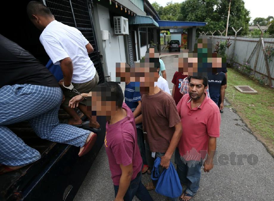 Peniaga, Mohd Fizal Mohd Marzuki, 47, (baju merah berkolar) berdepan hukuman mati selepas dihadapkan ke Mahkamah Majistret Jitra, atas dua pertuduhan mengedar dan memiliki dadah jenis heroin seberat 405 gram (gm) di tepi jalan Kampung Naga bersebelahan Taman Seri Naga, pada minggu lalu. FOTO Sharul Hafiz Zam