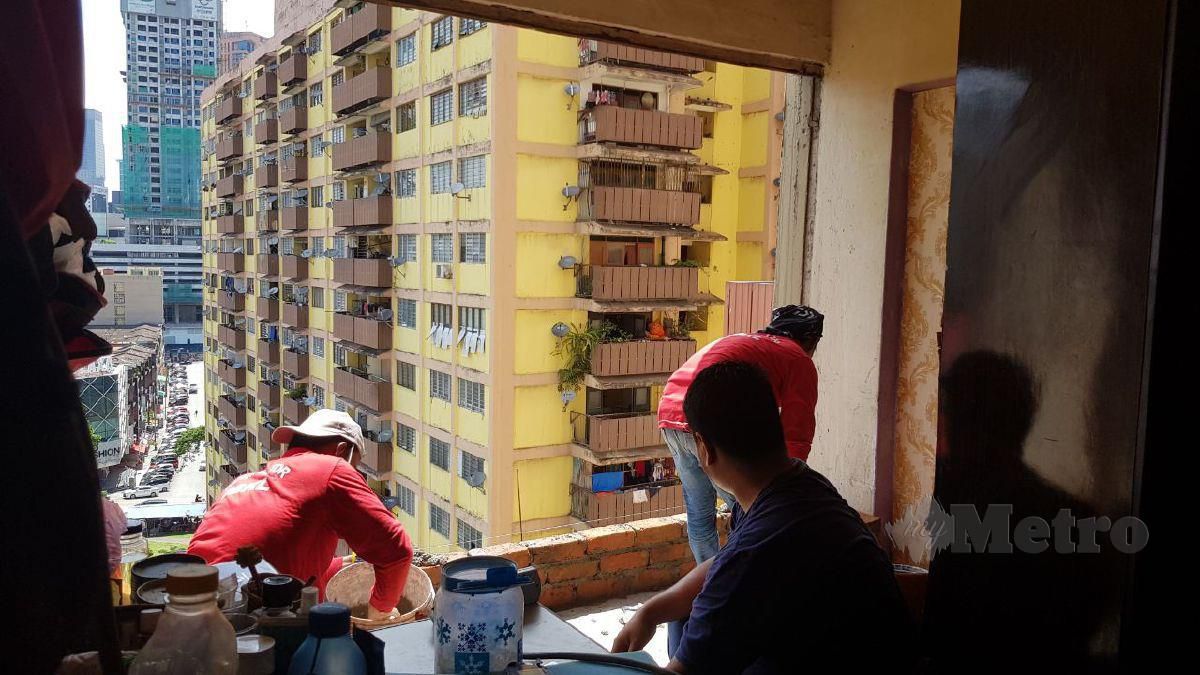 KONTRAKTOR DBKL membaik pulih dinding bilik rumah Faridah yang tercabut akibat ribut, semalam.