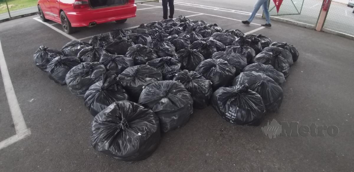 Sebanyak 47 bungkusan plastik hitam seberat 470 kg yang mengandungi daun ketum dirampas AKSEM Chuping selepas menahan tiga lelaki termasuk dua anggota ‘tonto’ di Beseri, Padang Besar. FOTO AIZAT SHARIF