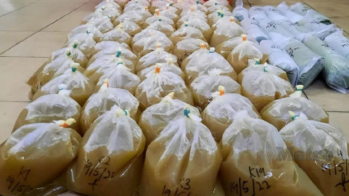 70 bungkusan air ketum yang dirampas dalam serbuan di sebuah rumah di Bandar Mahkota Cheras, Kajang, Khamis lalu.