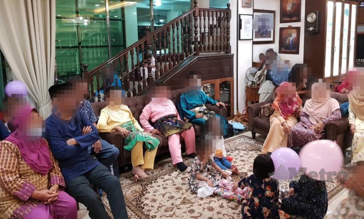 Gambar tular yang mendakwa Exco Selangor dalam satu majlis sambutan hari raya di rumahnya dipercayai  di Kuala Langat. FOTO Tular