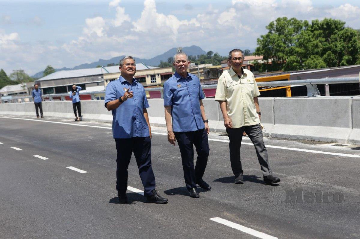 Menteri Kanan Kerja Raya Malaysia Datuk Seri Fadillah Yusof, merasmikan Jejambat Batu 10 Seksyen Kuching Serian Road (KSR) Lebuhraya Pan Borneo Sarawak dengan menekan butang perasmian dan mengadakan sidang media. FOTO NADIM BOKHARI