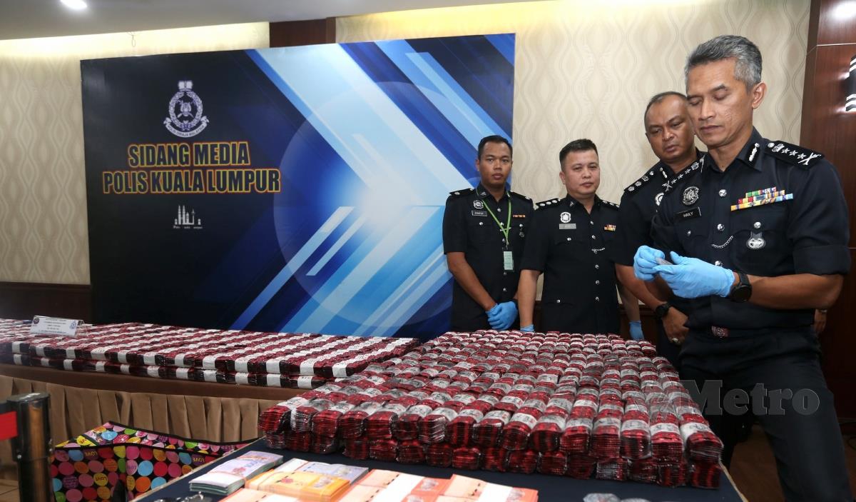 Ketua Polis Kuala Lumpur, CP Datuk Shuhaily Mohd Zain mengadakan sidang media mengenai kejayaan pembongkaran stor simpanana dadah dan rampasan 77kg pil erimin 5 dengan jumlah rampasan bernilai RM 3.6 juta di Ibu Pejabat Polis Kontinjen Kuala Lumpur. FOTO AMIRUDIN SAHIB