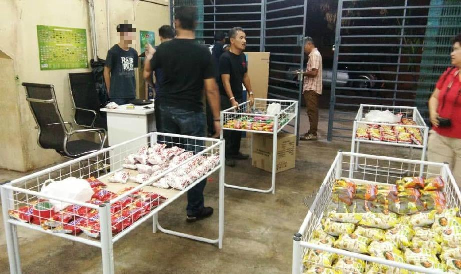 SERBUAN yang dilakukan polis Ibu Pejabat Polis Daerah (IPD) Kuala Muda ke atas sebuah premis menjual tambah nilai judi dalam talian pada Operasi Dadu Khas semalam. FOTO Nor Farhani Che Ad