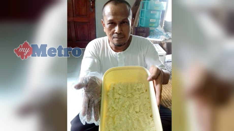 PENGUSAHA kuih tradisional Kelantan, Mohamad Omar, 69, menunjukkan kuih Tahi Itik yang sudah siap sebelum dibungkus untuk dijual ketika ditemui di rumahnya di Kampung Tikat. FOTO Syaherah Mustafa