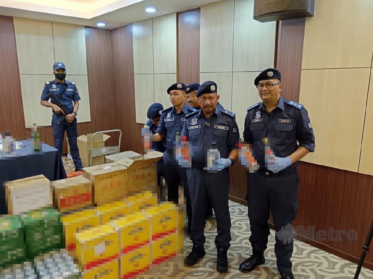 Pengarah Jabatan Kastam DiRaja Malaysia (JKDM) Pahang, Mohd Asri Seman menunjukkan minuman keras yang dirampas di Kuantan. FOTO Asrol Awang