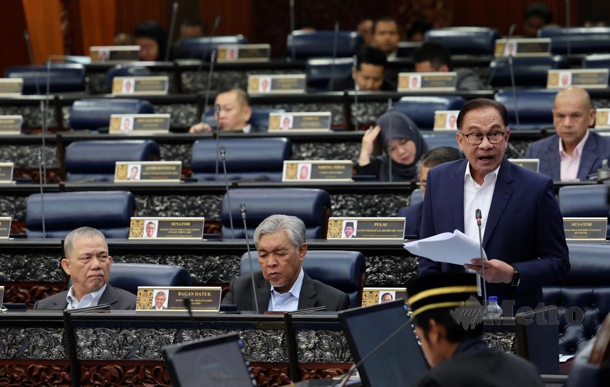 Perdana Menteri Datuk Seri Anwar Ibrahim (kanan) yang juga Menteri Kewangan menjawab soalan pada sesi pertanyaan bagi jawab lisan sempena Persidangan Dewan Rakyat di Bangunan Parlimen semalam. FOTO BERNAMA